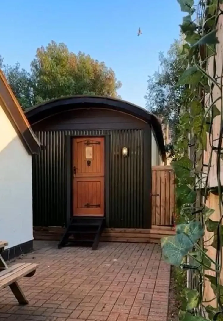Отель The Holly Hut Burton  0*, Burton (Dorset) Великобритания